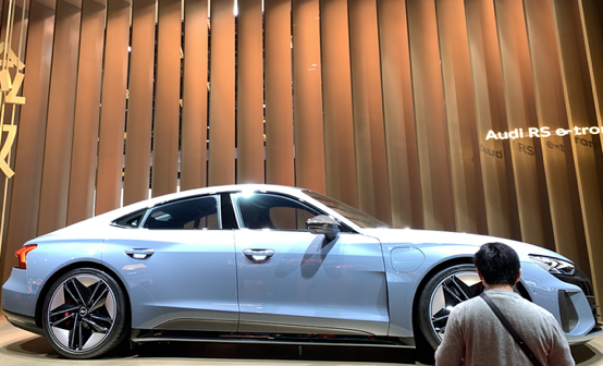 奥迪rs etron gt彰显实力,让人心潮澎湃