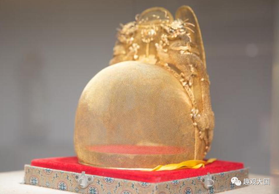 1957年明定陵被挖掘,出土400年前的皇帝纯金帽子,仅一