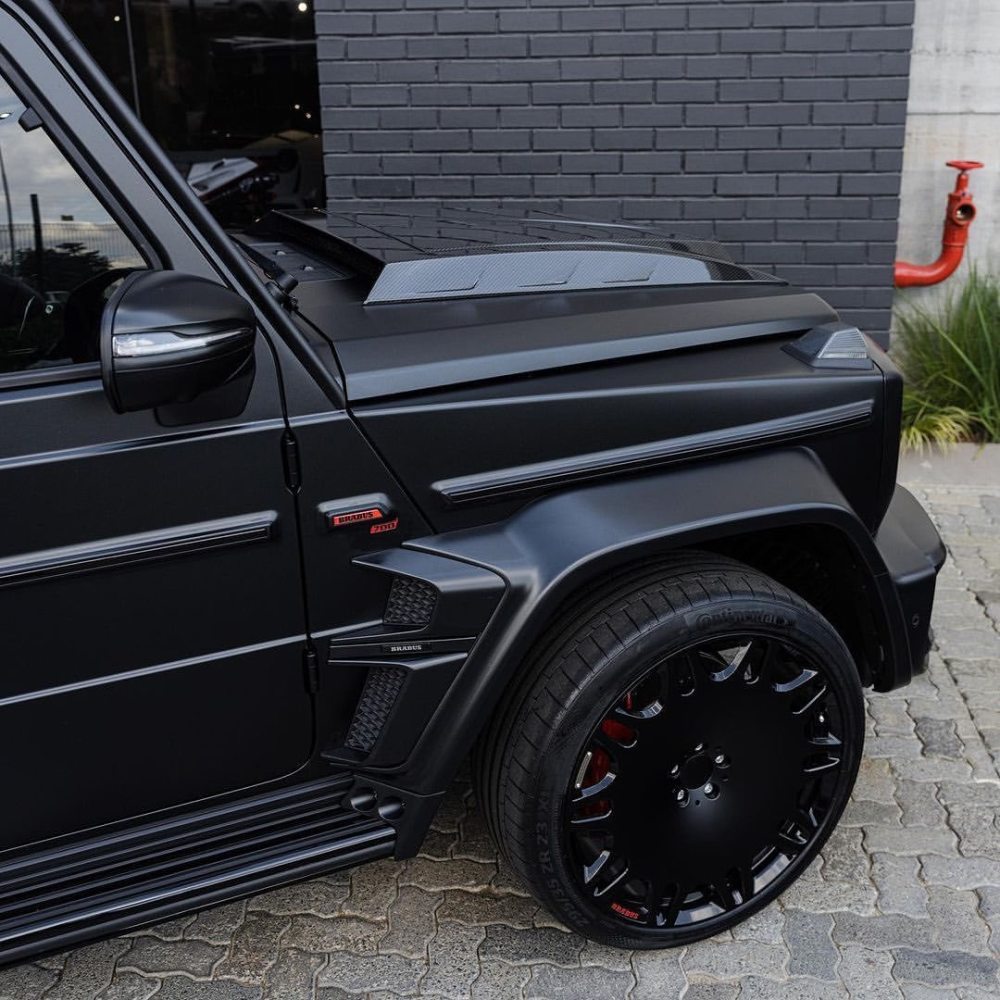 纯黑色的brabusg700越野车
