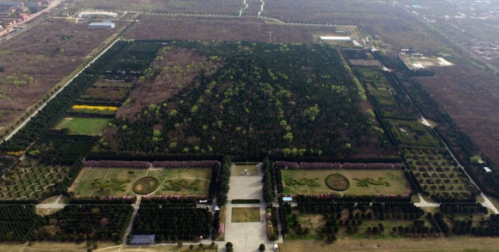 秦始皇陵墓的地宫中藏着什么以现代技术挖掘至少需四百年