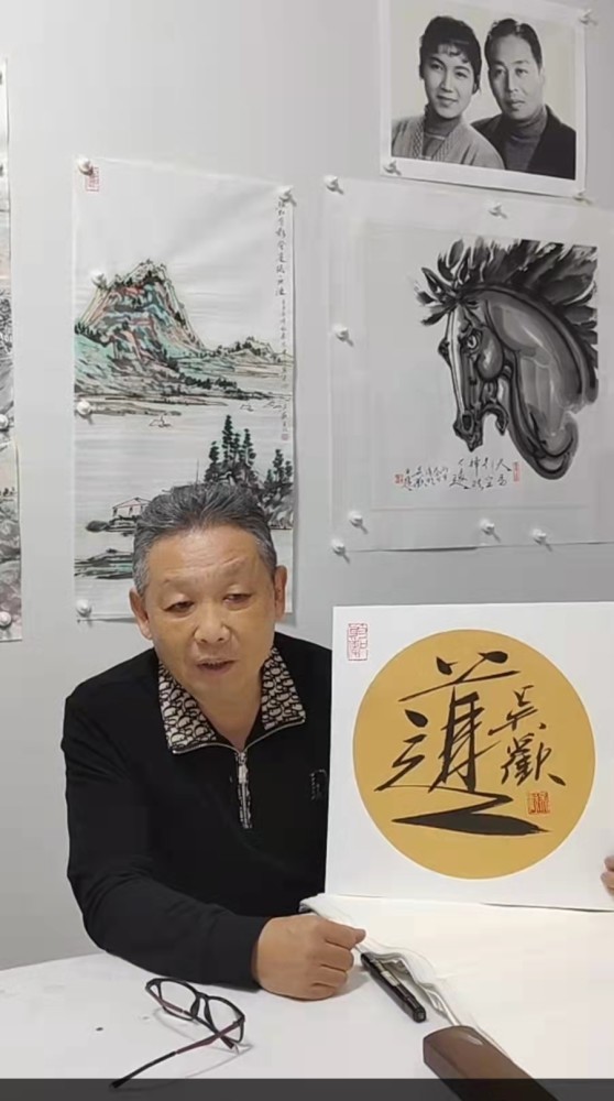著名画家吴欢,书法也是自成一体的,当有人问他,为什么他的"道"字会比