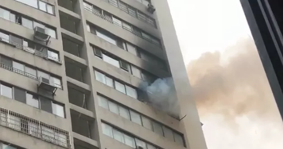 阵阵黑烟一栋高层建筑发生火灾