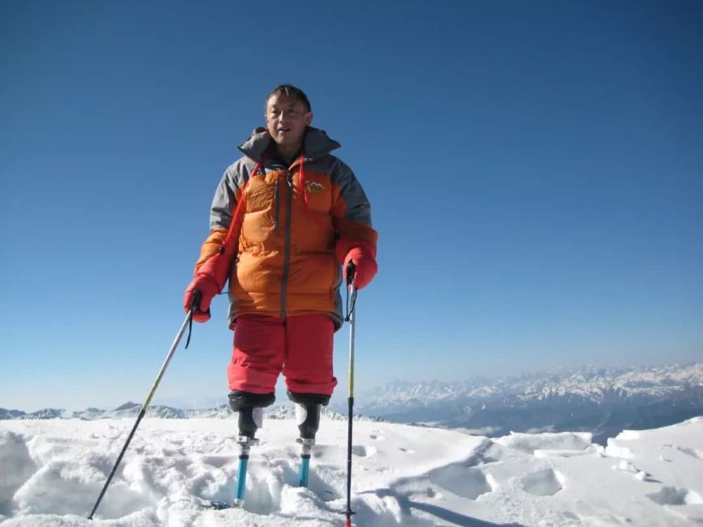52岁的王石决定攀登珠穆朗玛峰爬到7000米的时候别人喊他去拍照他却