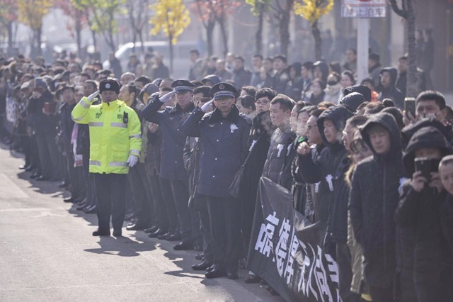 05年,英雄芮志江勇斗4歹徒牺牲,追悼会上儿子含泪向父亲敬礼