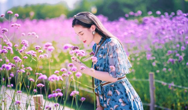 马鞭花开正当时送你4个马鞭花人像拍摄思路怎么拍都自然漂亮