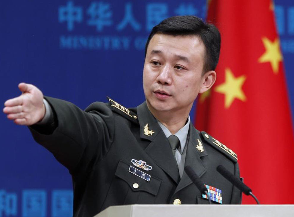 国防部新闻发言人吴谦大校则表示,我们坚决反对美方打"台湾牌"搞"以