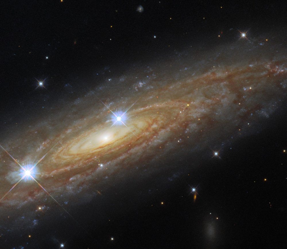 哈勃太空望远镜捕捉到2.3亿光年外的螺旋星系 银河系恒星同框
