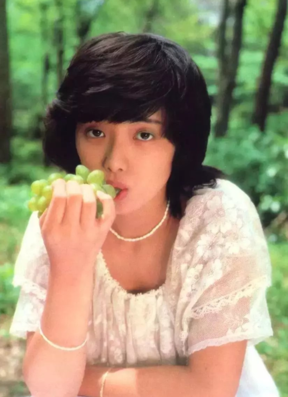 62岁山口百惠状态好真实,穿宽大衬衫拎买菜兜子,但气质仍很美