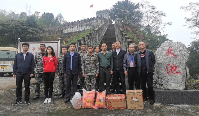 慰问那坡县天池国防民兵哨所民兵