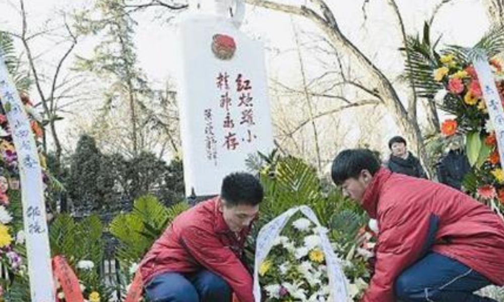 太原市全市青少年自发捐款,在迎泽湖畔为革命烈士池越忠立碑塑像