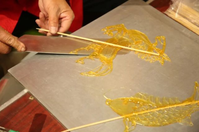 勾勒展现生动图案,而现在刘宝胜通过勺背的灵活运用,能让糖画凝结成块
