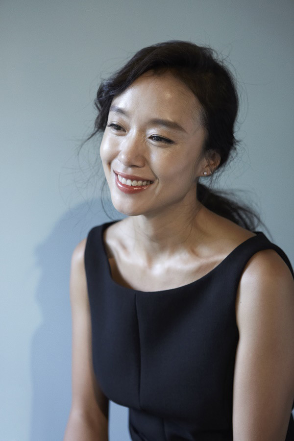 15岁就以模特的身份出道的这位氧气美女,早就以九头身好比例的身材