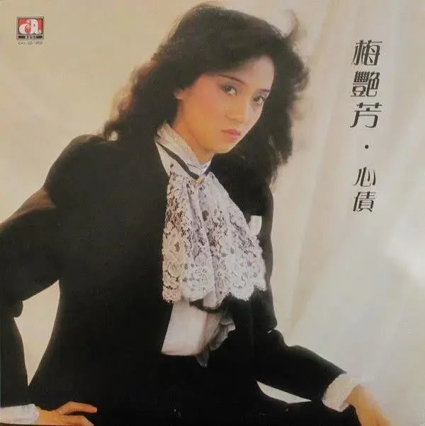 年《曼珠沙华》专辑封面海报造型出自 1987 年《胭脂扣》中梅艳芳演绎