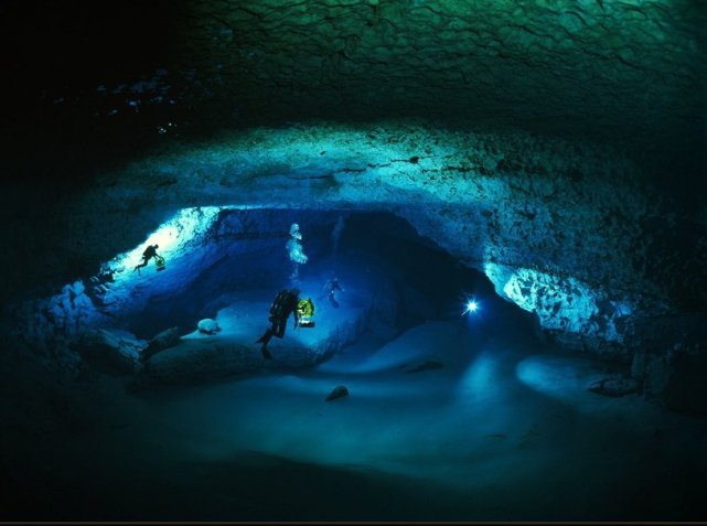 伯利兹大蓝洞:神秘幽暗,世界最大的水下洞穴之一