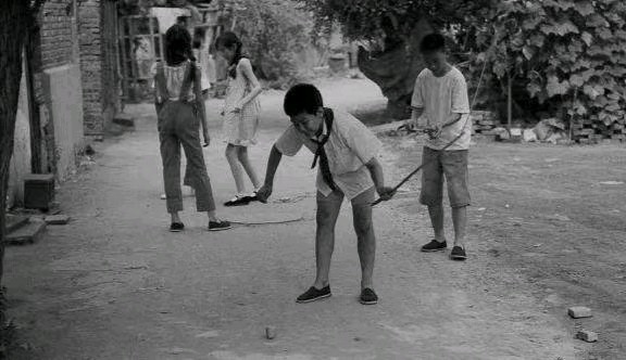 夏季穿着烂裆裤,男孩子在一起,对着太阳揪起自己的小鸡鸡,看谁尿的高