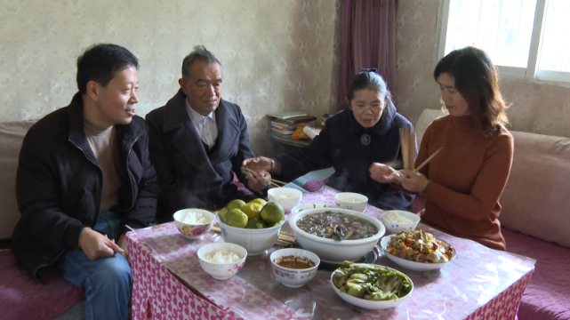闲暇时,卢世铭夫妇经常会到双方老人的住处陪伴老人