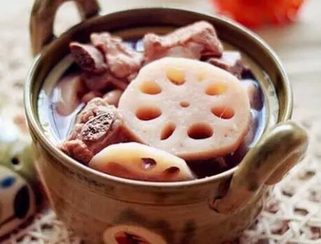 花生莲藕龙骨汤的做法:备用食材:龙骨6根,红皮花生1把,生姜1块,莲藕1