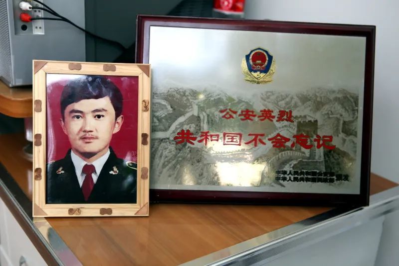 兰的父亲赛尔江·买米拉,生前系富蕴县公安局城镇派出所民警,革命烈士