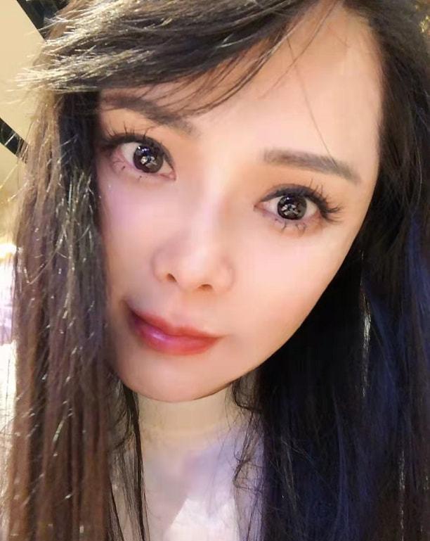 之前伊能静就开心称自己是"撒娇女人最好命",所以哪怕她比秦昊要大上