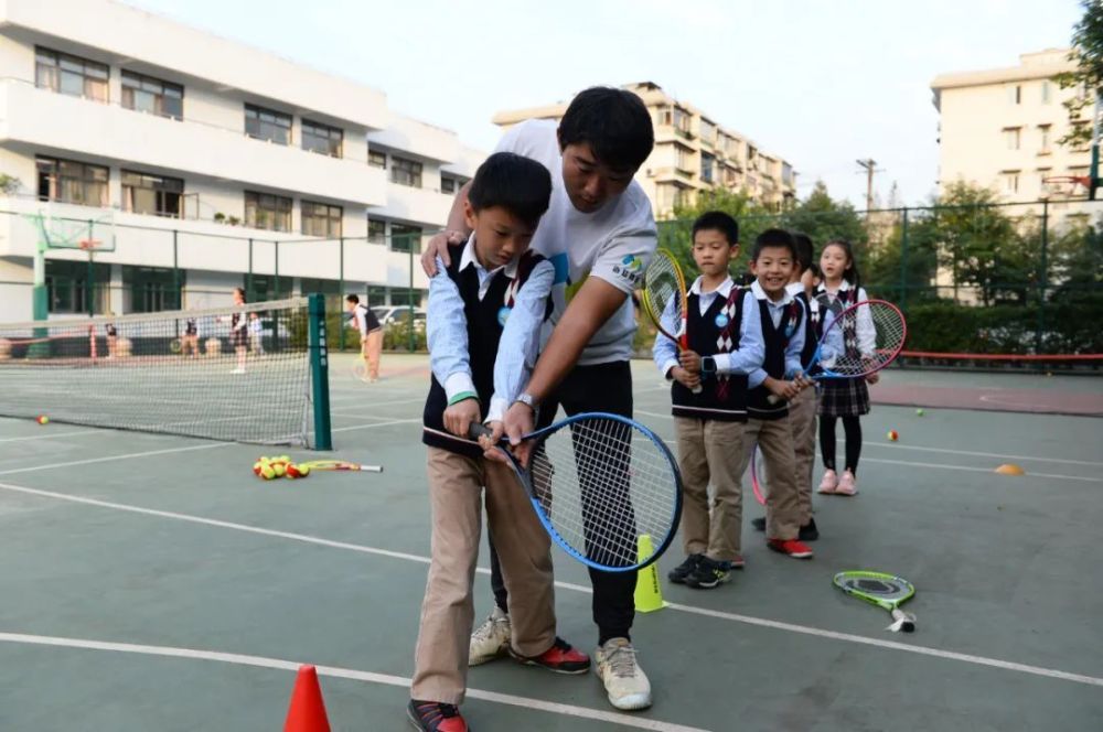 就这样,三泉路小学在一些家长的将信将疑中开始了全校范围的体育大