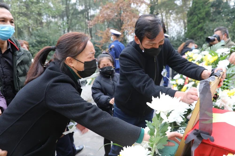 告别!贵阳籍烈士赵丹遗骨安葬仪式在开阳县烈士陵园举行