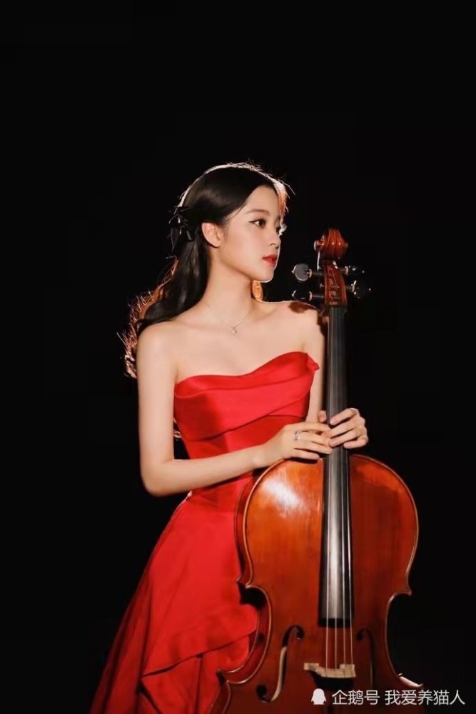 欧阳娜娜穿红裙拿大提琴不亏是才女