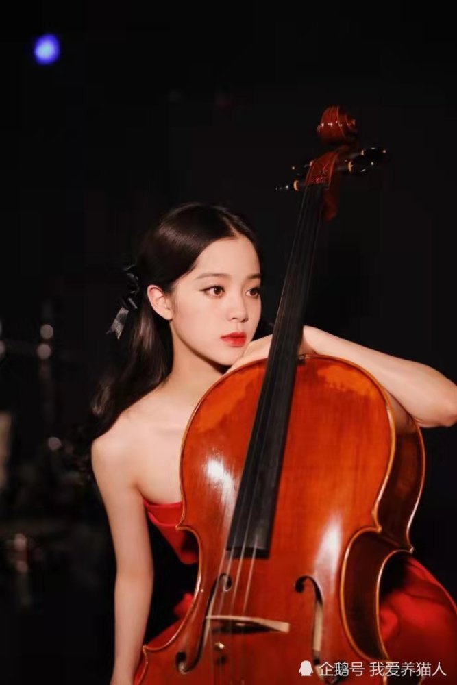 欧阳娜娜穿红裙拿大提琴不亏是才女