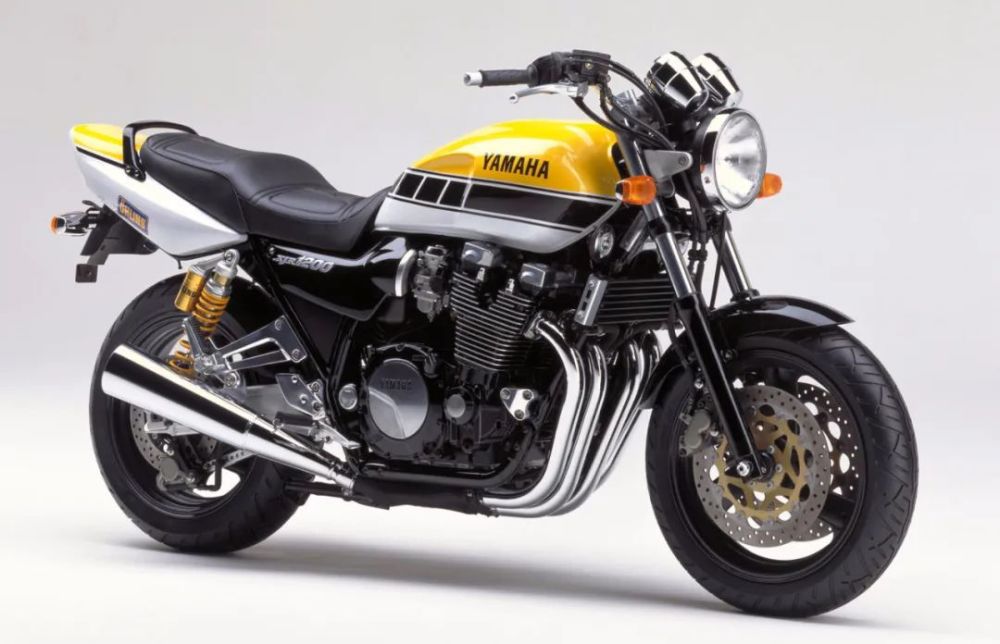 1995年雅马哈复古街车xjr1200上市,借用的就是fj1200的动力心脏.