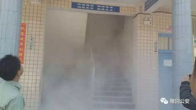 邵阳一学校电闸短路起火 不时发出鞭炮爆炸啪