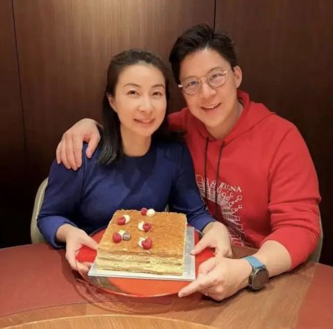 霍启刚带小女儿看音乐剧小家伙穿粉色毛衫扎小揪揪萌翻众人