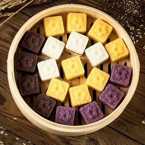 正餐之间还会忍不住向你推荐以下这些用以欣赏和品尝的零食果子: 方糕