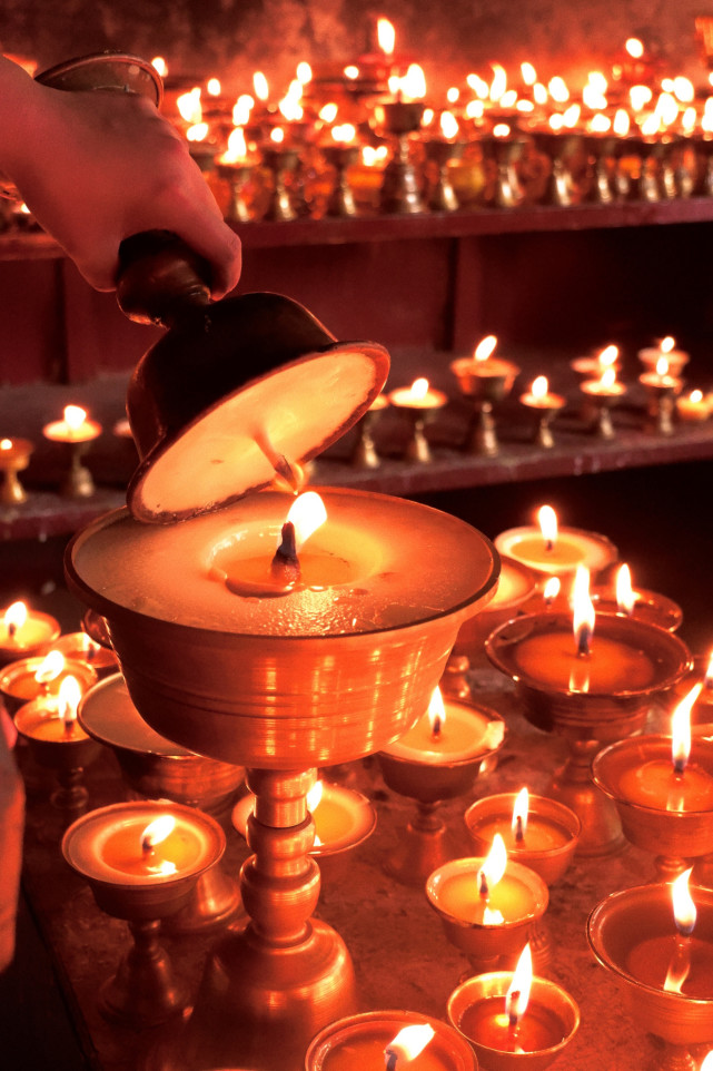 来到藏区寺庙,每一个当地虔诚的信徒都会上一炷香,点一盏酥油灯.