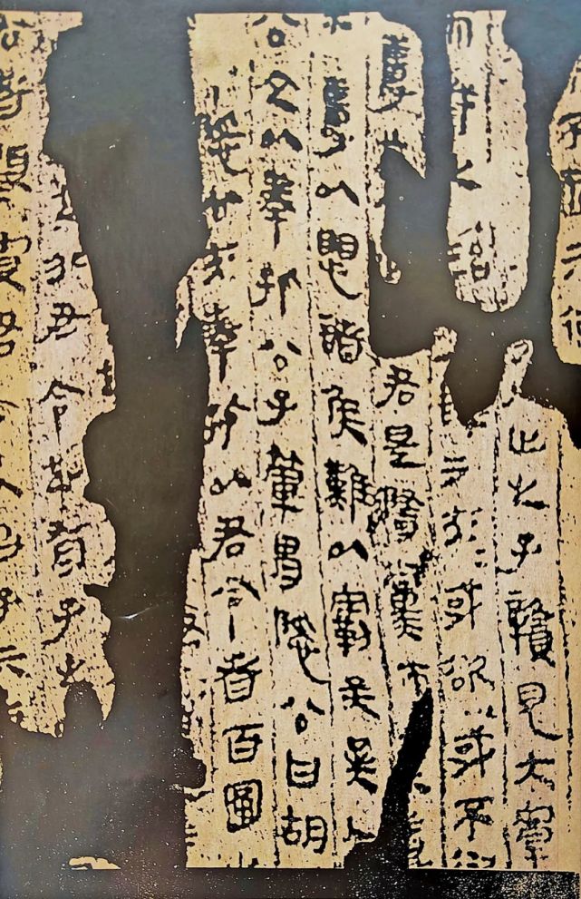 2厘米,169行,每行约30字,每行字宽7-8厘米,出土时丝帛已有破损,文字多