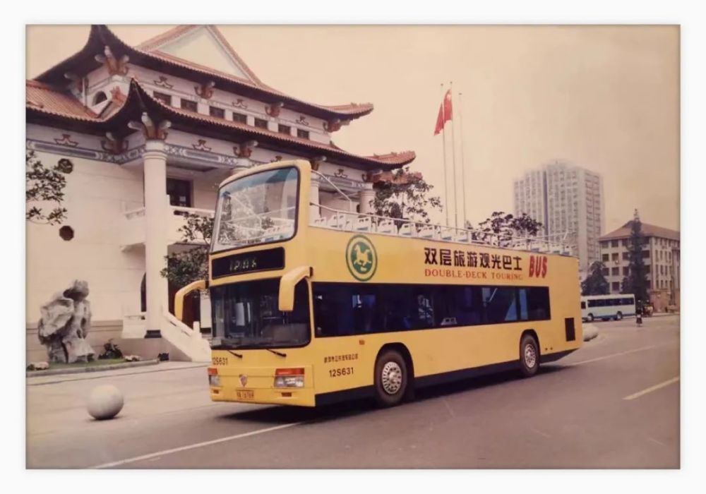 19952021武汉双层巴士来到终点站