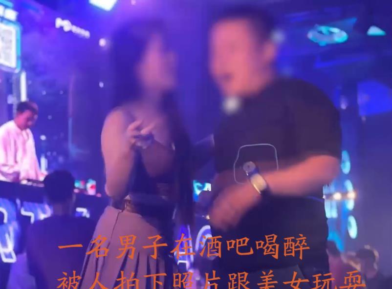 安徽一男子酒吧里紧搂美女拍照,回家后被妻子狂扇耳光