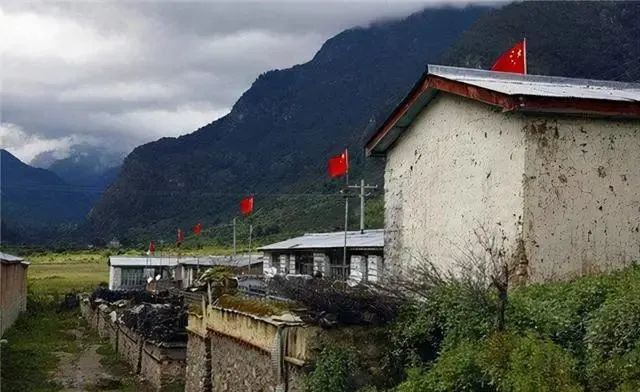 苦等200多年达曼族终于加入中国国籍如今每家每户挂五星红旗