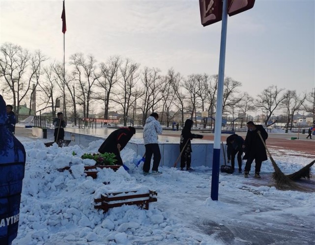 依安县双阳镇中学开展扫雪除冰活动
