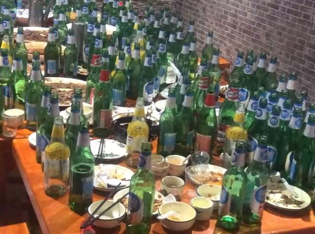 总共喝了144瓶啤酒,几乎堆满了整张桌子