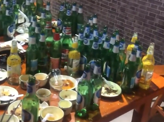 总共喝了144瓶啤酒,几乎堆满了整张桌子