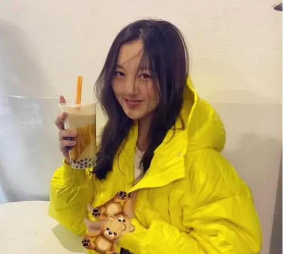 15岁李嫣为闺蜜庆生一只手托腮状态好美镜头表现出独特的个性