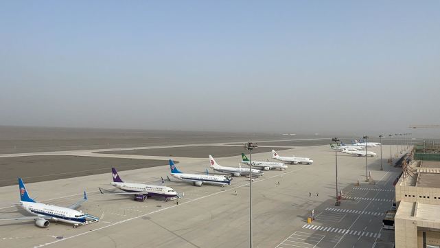 图木舒克,和田,北京等地飞往乌鲁木齐的航班相继备降到吐鲁番机场,本
