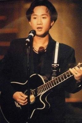1993年,黄家驹从舞台摔落,去世前撒了一个谎,骗了歌迷
