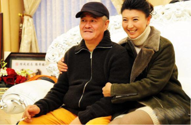 当时的她很快喊来了同在剧组做演员的一儿一女,询问他俩对肚子里这个