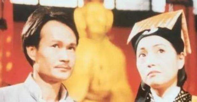 1996年,苑琼丹一心想嫁给林正英,但是林正英果断拒绝