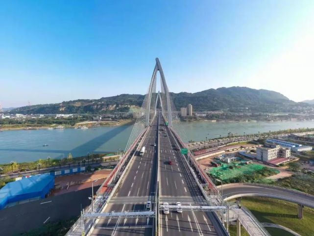 14公里,其中控制性工程盐坪坝长江大桥为一座主跨480米的双塔双索面