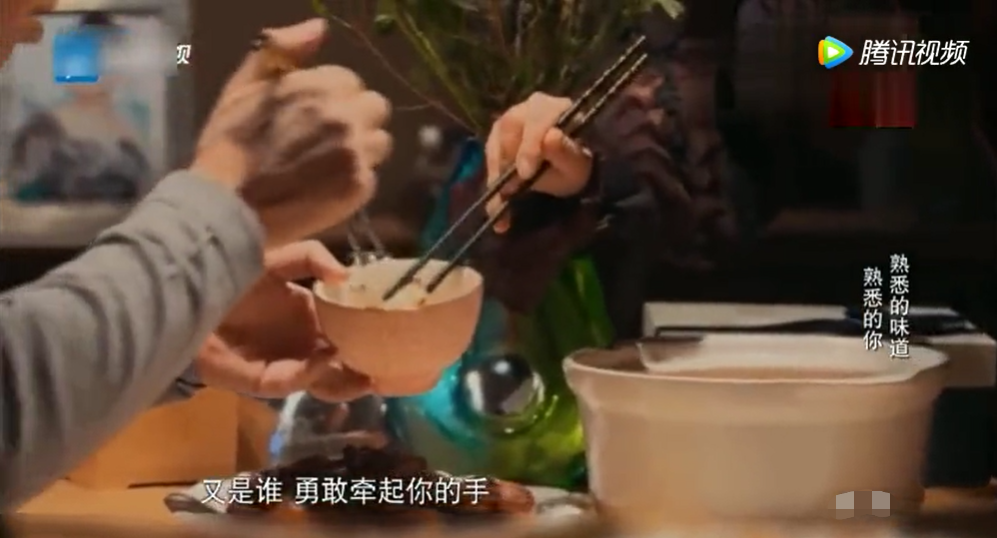 不少网友表示,这一幕是高潮,这一家子戏剧般的吃饭氛围,真是让人尴尬