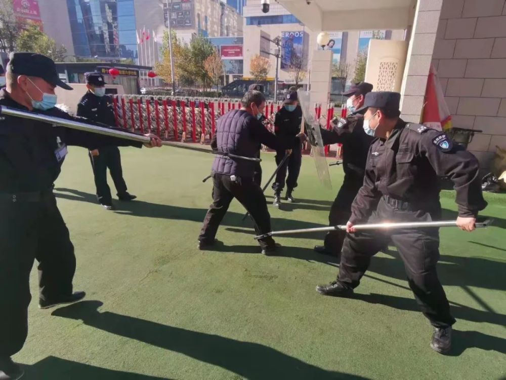 反恐演练进校园 筑牢安全第一线