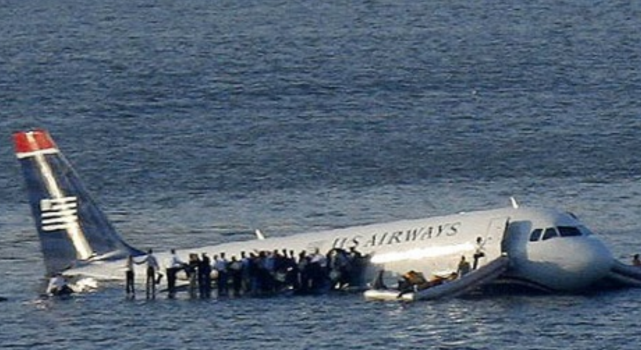 2009年哈德逊河奇迹飞机成功在河面上迫降机长成全美英雄