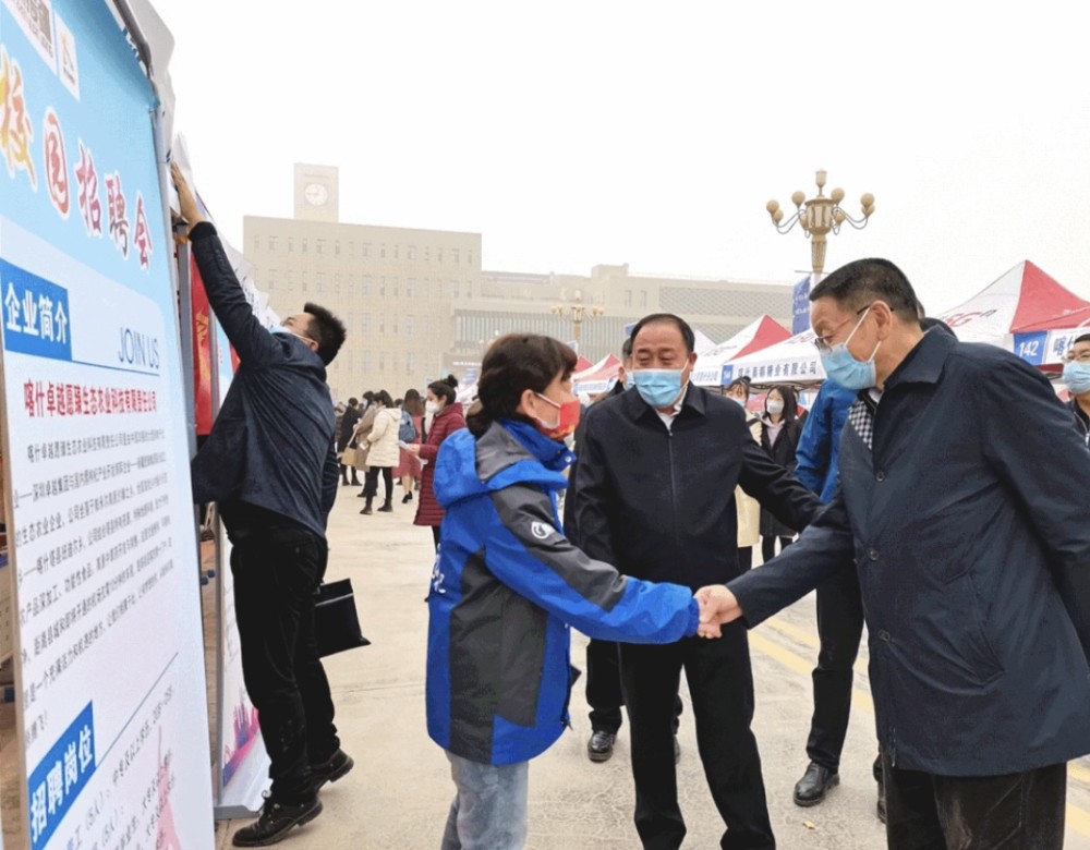 喀什大学党委书记薛继海在现场指导