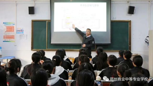 郑州商专组织学生进行2022年普通高考网上报名工作